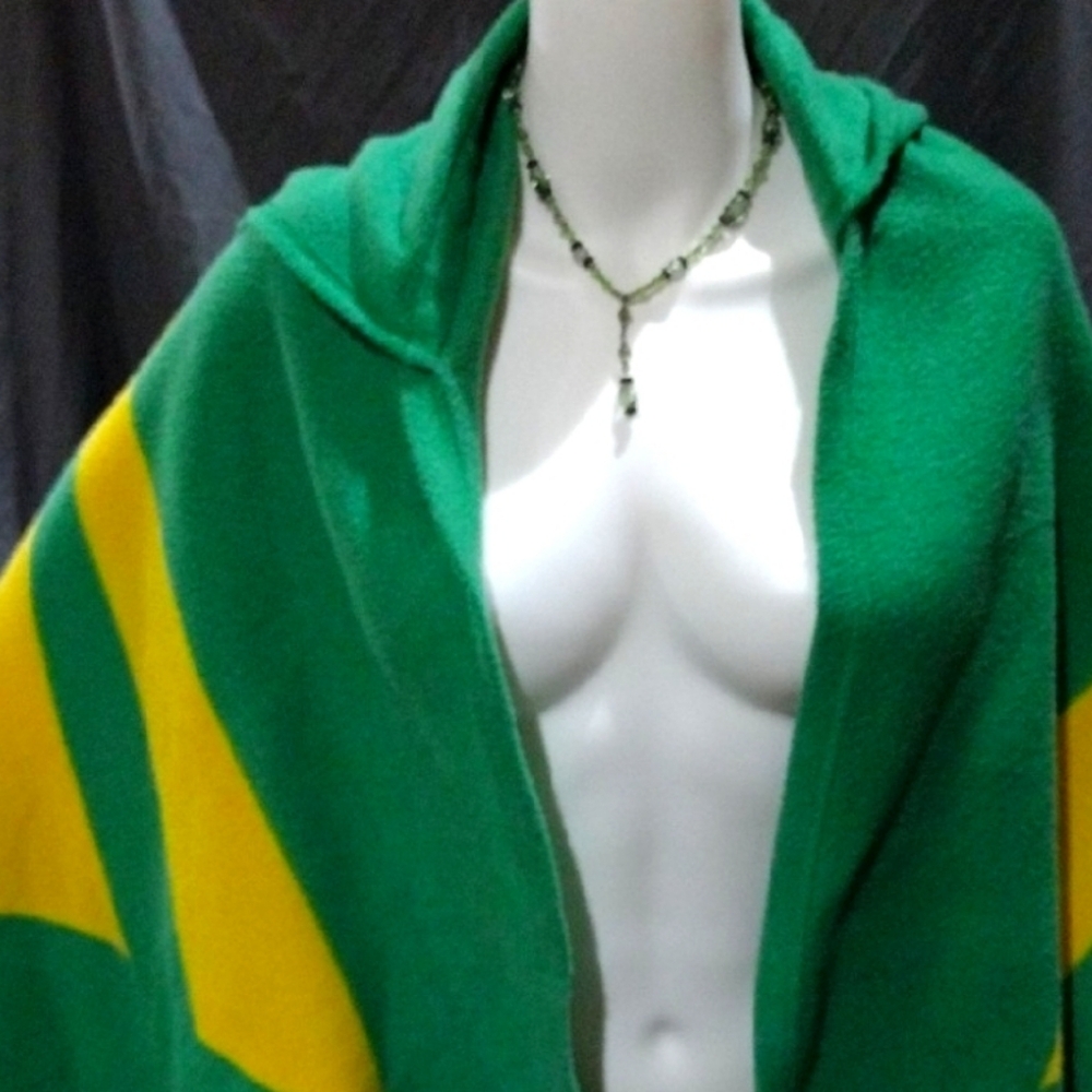 Legend Of Zelda Hooded Blanket / Throw - Hyrule Crest - Culture Fly Content - Picture 4 of 5